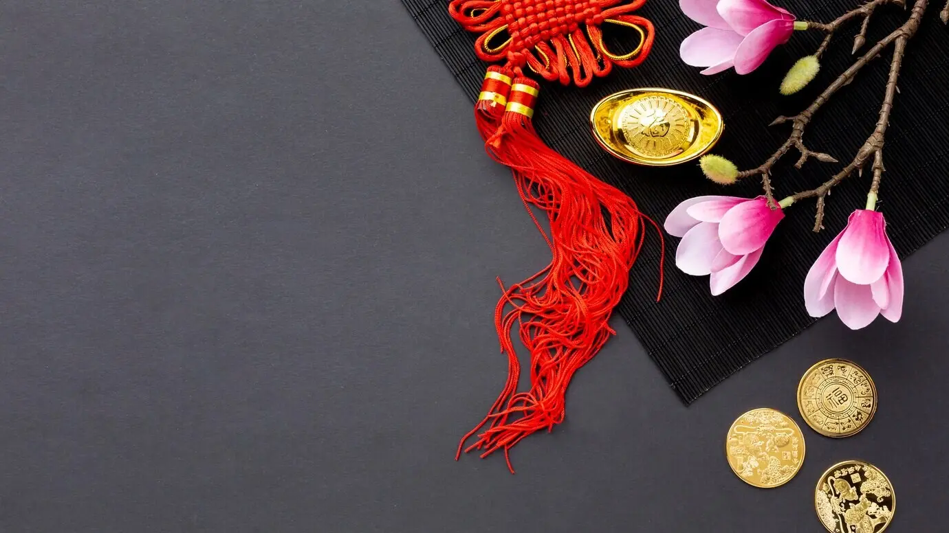 Ansicht von oben auf goldene Münzen und Magnolie, Chinesisches Neujahr